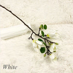 Atmosphärischer Kunstzweig mit realistischen Magnolienblüten