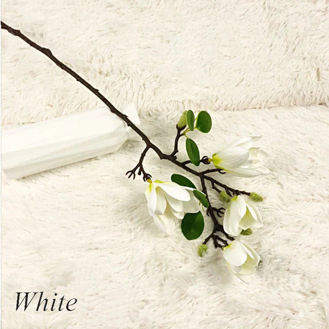 Atmosphärischer Kunstzweig mit realistischen Magnolienblüten