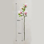 Atmosphärischer Kunstzweig mit realistischen Magnolienblüten