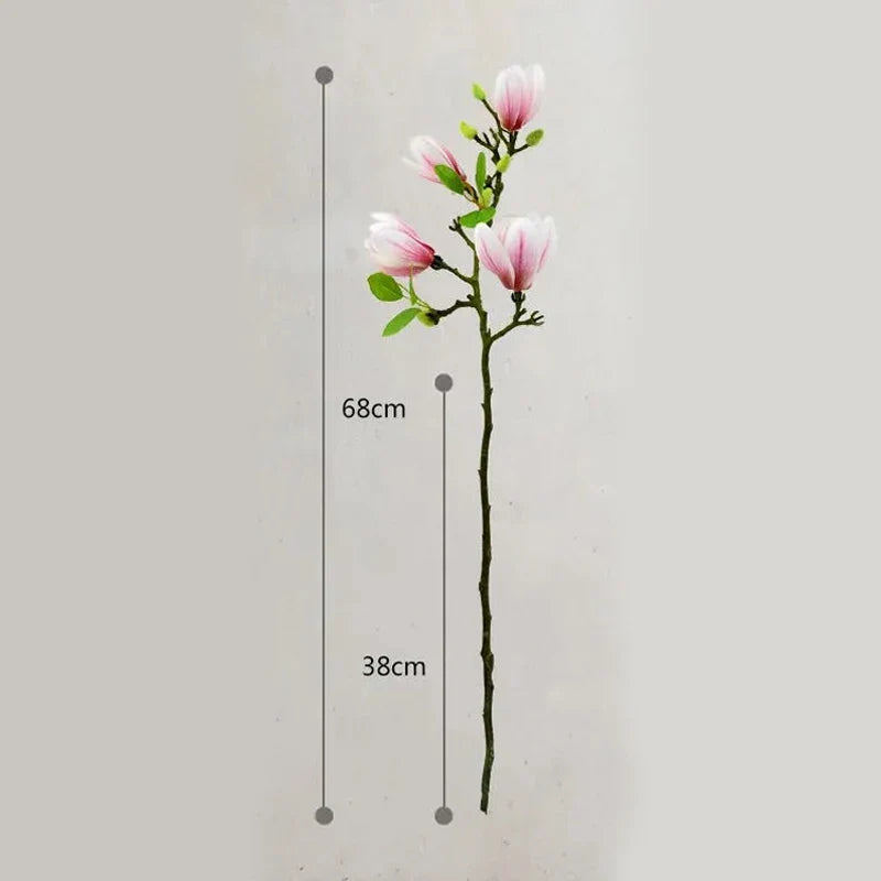 Atmosphärischer Kunstzweig mit realistischen Magnolienblüten
