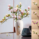 Atmosphärischer Kunstzweig mit realistischen Magnolienblüten