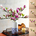 Atmosphärischer Kunstzweig mit realistischen Magnolienblüten