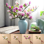 Atmosphärischer Kunstzweig mit realistischen Magnolienblüten
