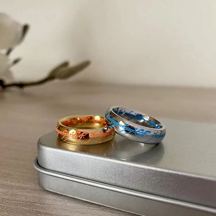 Leuchtender Ring mit geheimnisvollem Schriftzug | Mystisches Design