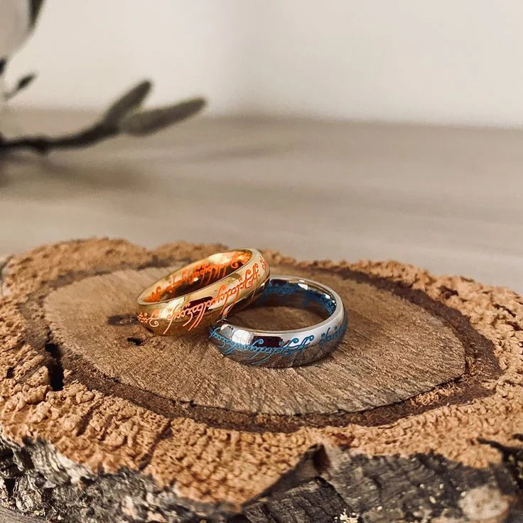 Leuchtender Ring mit geheimnisvollem Schriftzug | Mystisches Design