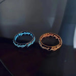 Leuchtender Ring mit geheimnisvollem Schriftzug | Mystisches Design