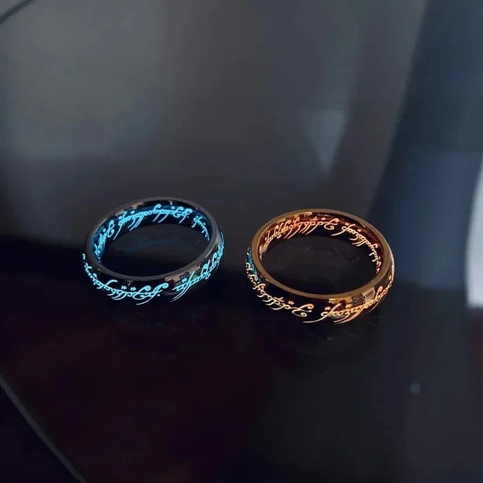 Leuchtender Ring mit geheimnisvollem Schriftzug | Mystisches Design