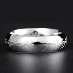 Leuchtender Ring mit geheimnisvollem Schriftzug | Mystisches Design