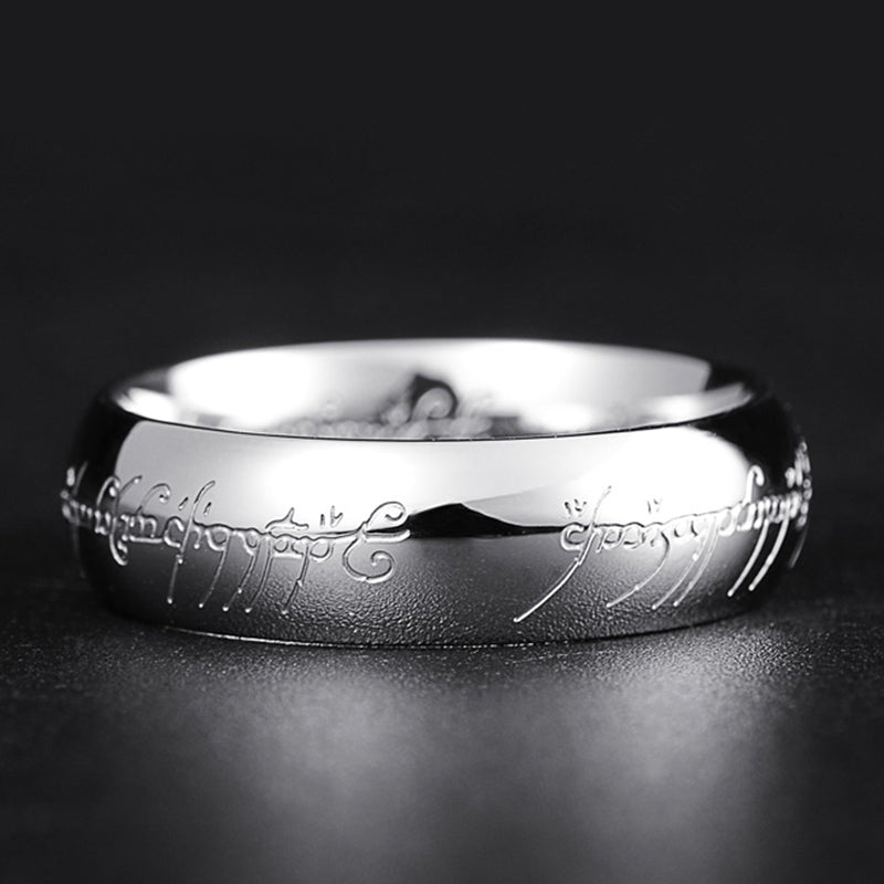 Leuchtender Ring mit geheimnisvollem Schriftzug | Mystisches Design