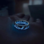 Leuchtender Ring mit geheimnisvollem Schriftzug | Mystisches Design