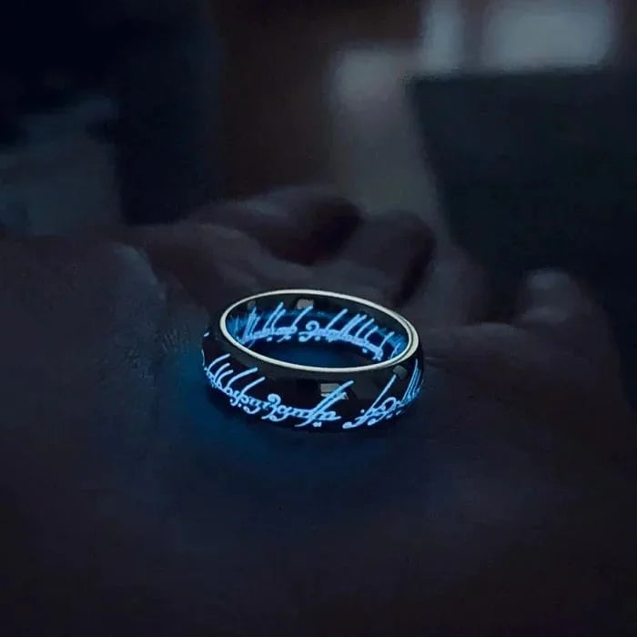 Leuchtender Ring mit geheimnisvollem Schriftzug | Mystisches Design