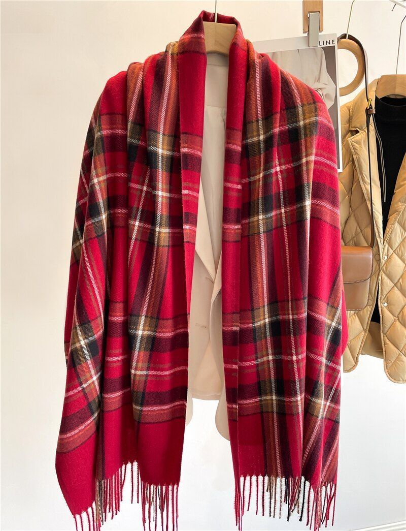 Noble Elegant Ladies' Scarf in classic check design