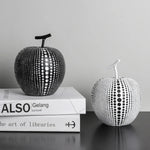 Apfelskulptur mit Punktmuster