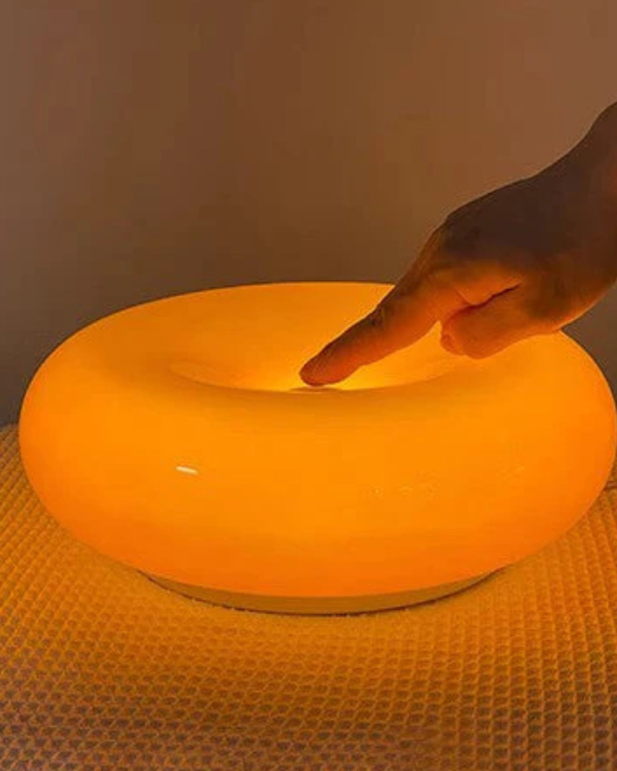 Kreisrunde Tischlampe im Donut-Design mit sanftem LED-Licht