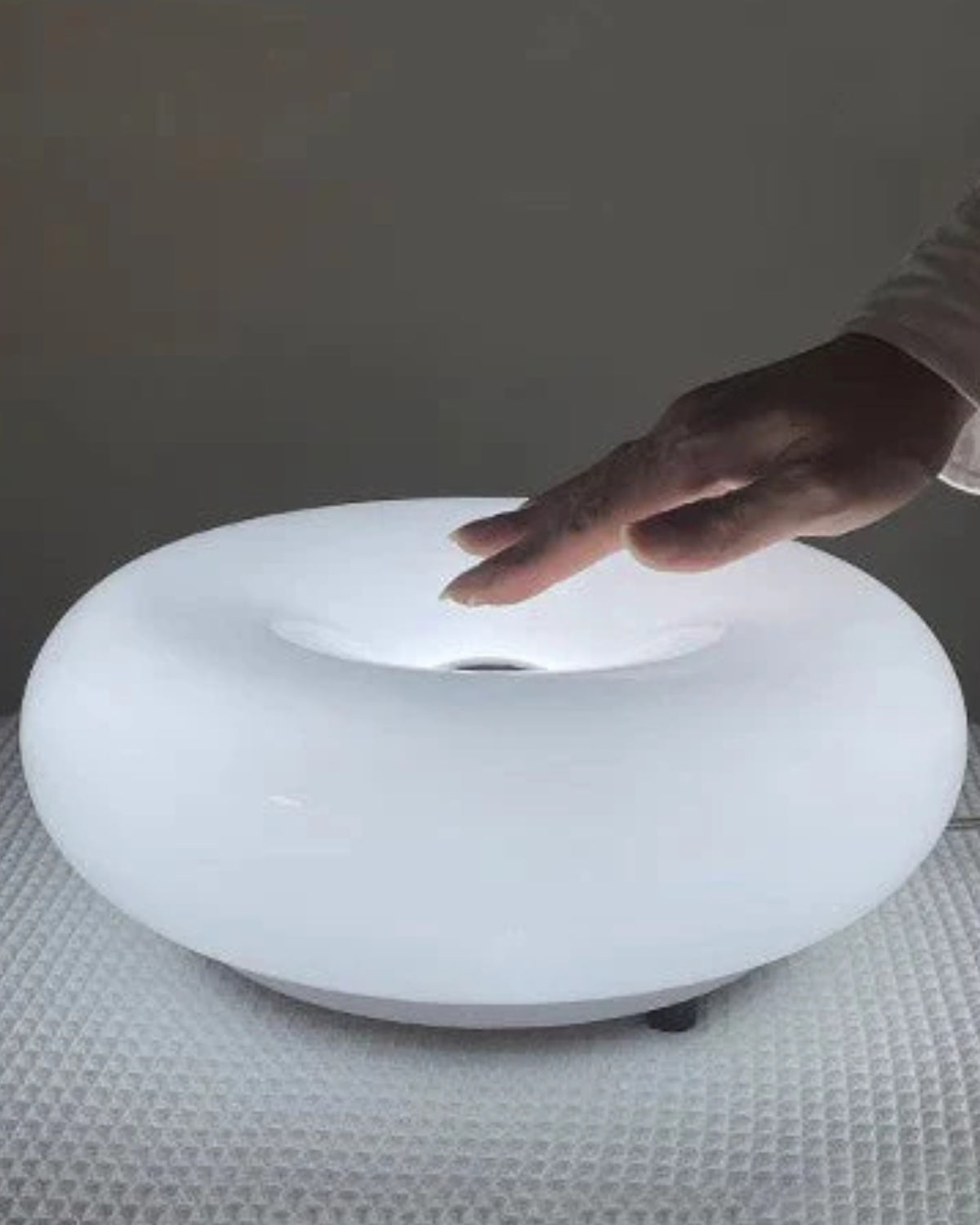 Kreisrunde Tischlampe im Donut-Design mit sanftem LED-Licht