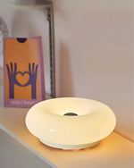 Kreisrunde Tischlampe im Donut-Design mit sanftem LED-Licht