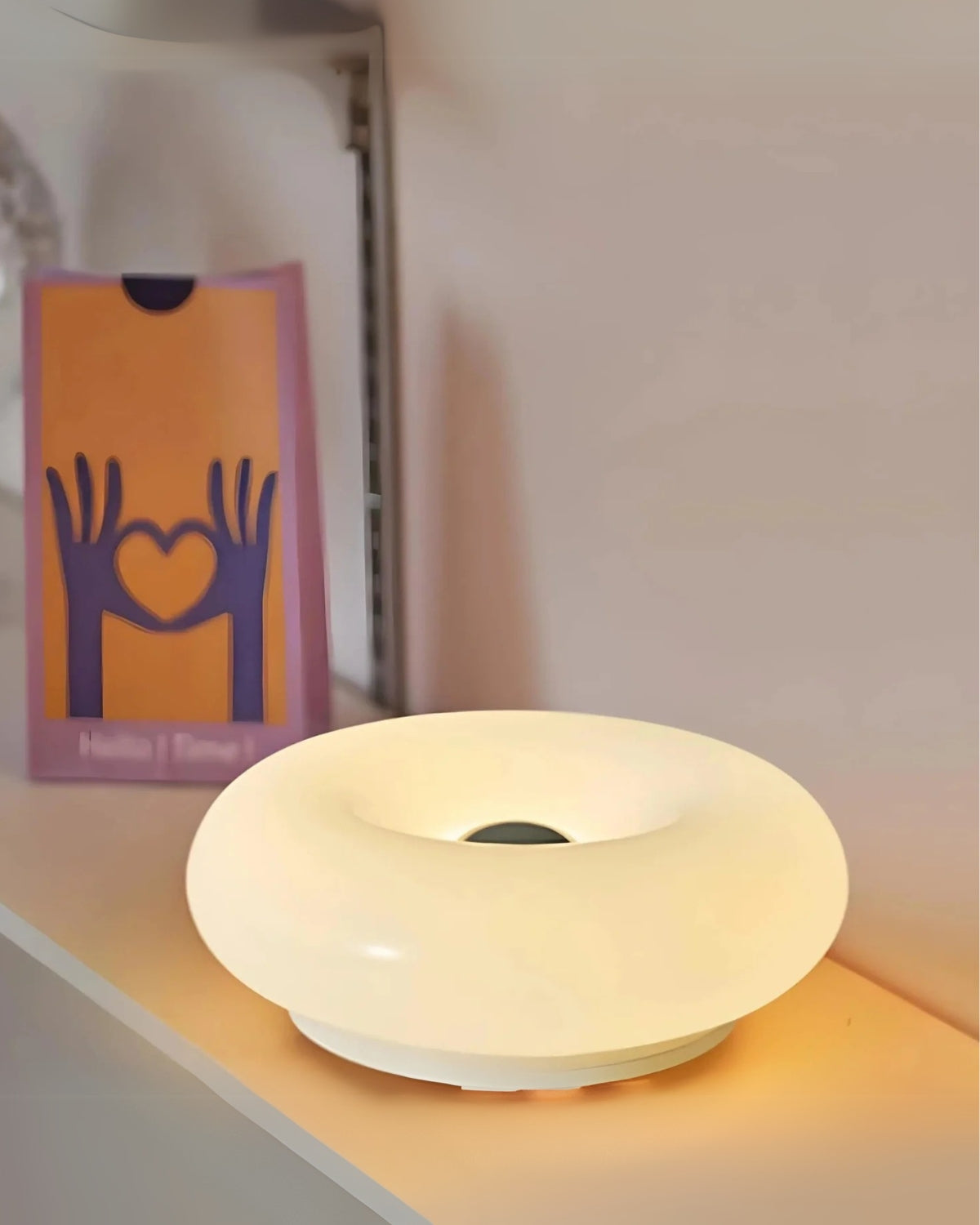 Kreisrunde Tischlampe im Donut-Design mit sanftem LED-Licht