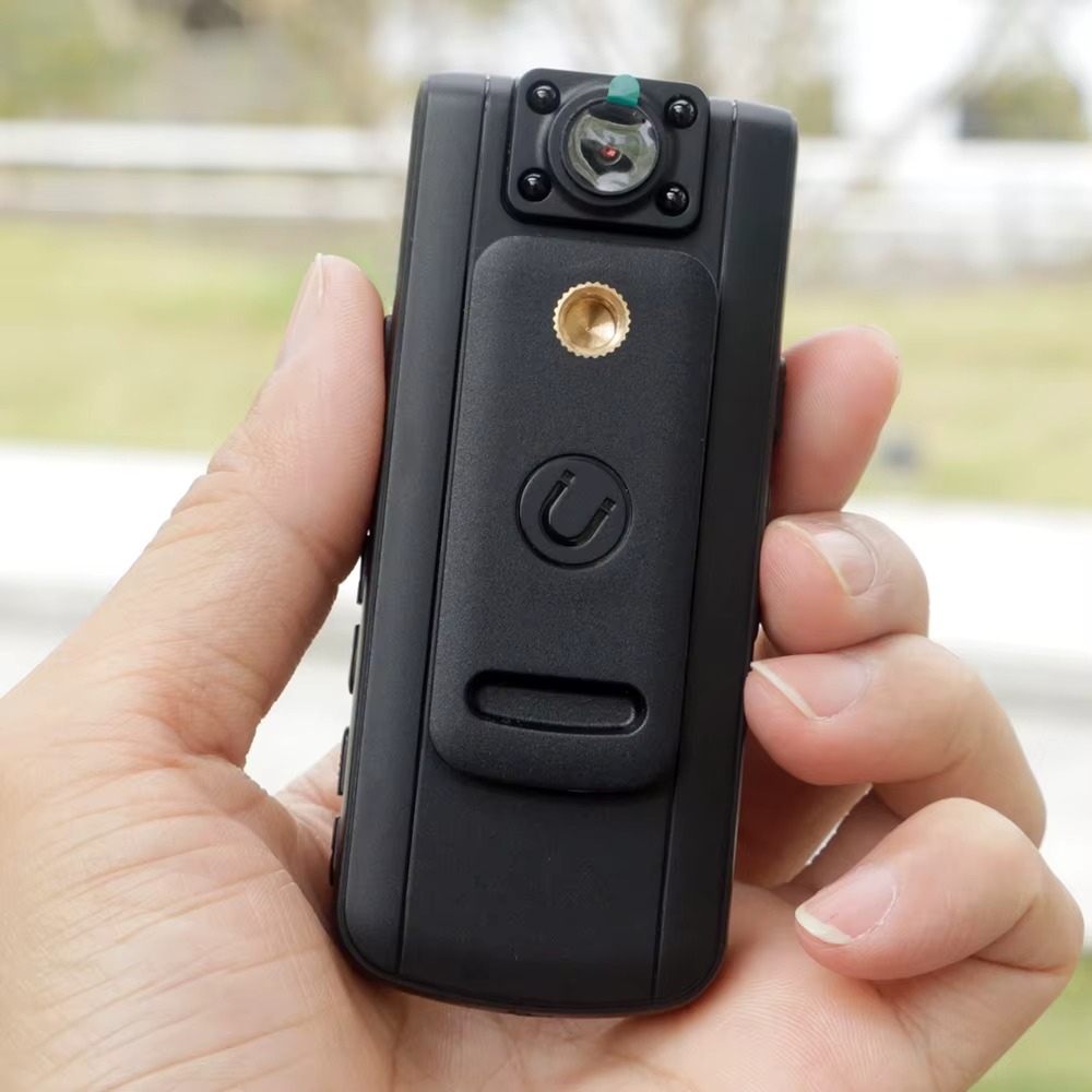 Kompakte 4K Kamera mit drehbarem Objektiv und Bewegungsdetektion