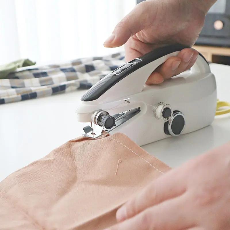 Kompakte Nähmaschine mit zwei Geschwindigkeitsstufen – inklusive Zubehör