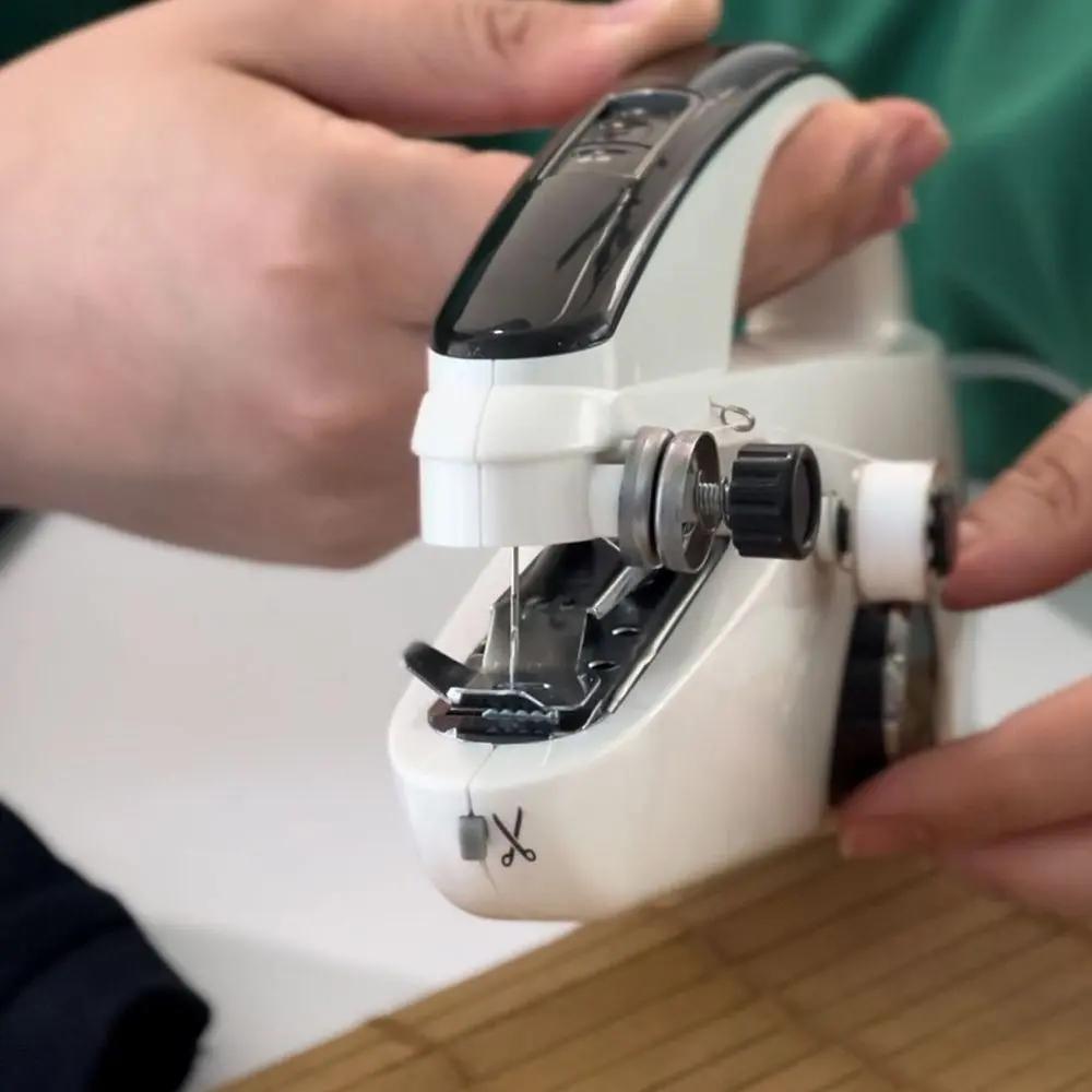 Kompakte Nähmaschine mit zwei Geschwindigkeitsstufen – inklusive Zubehör