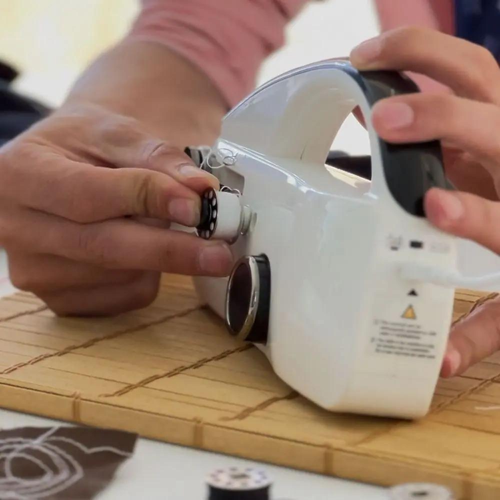 Kompakte Nähmaschine mit zwei Geschwindigkeitsstufen – inklusive Zubehör
