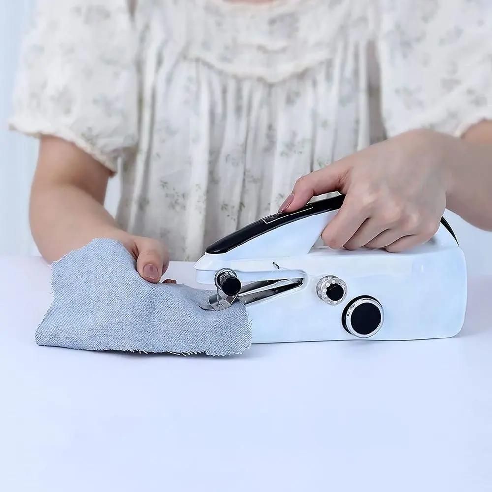 Kompakte Nähmaschine mit zwei Geschwindigkeitsstufen – inklusive Zubehör