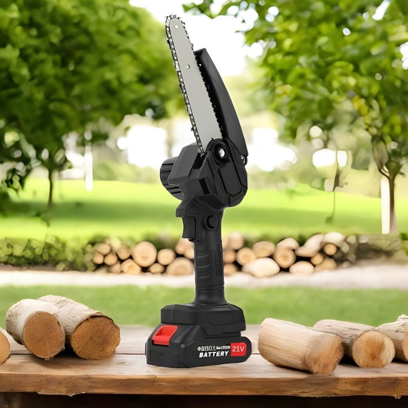 Kraftvolle 15 cm Mini-Kettensäge