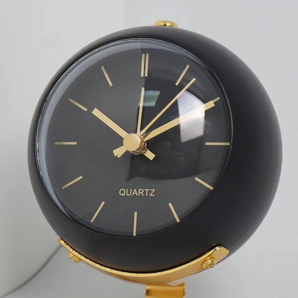 Elegante runde Quarzuhr mit goldenem Standfuß – Geräuschlos