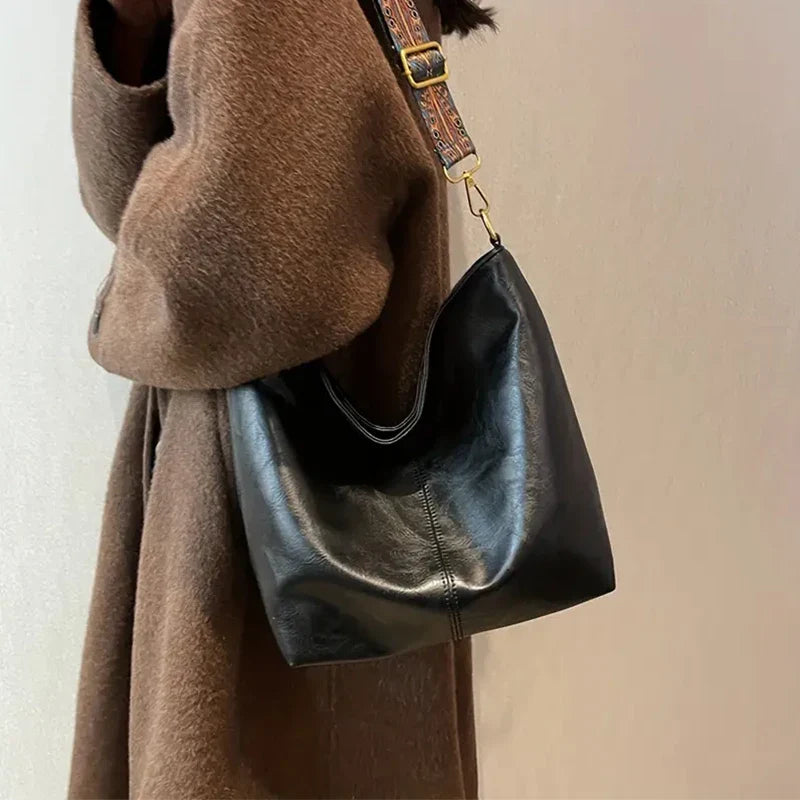 Stylish shoulder bag with practical zipper