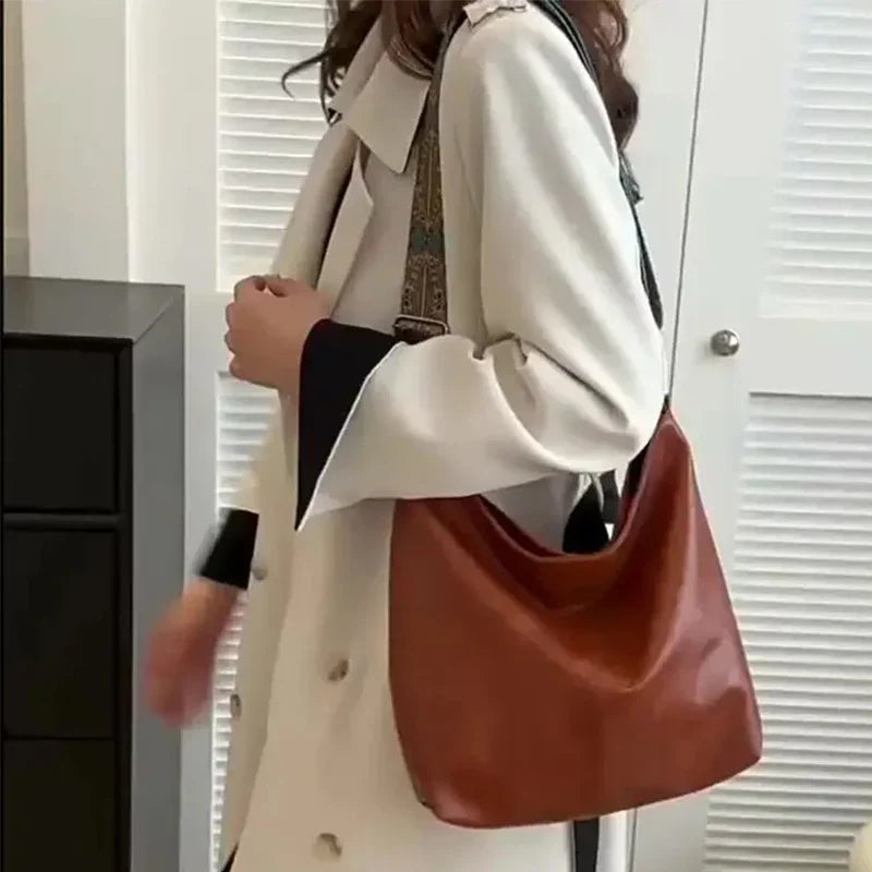 Stylish shoulder bag with practical zipper