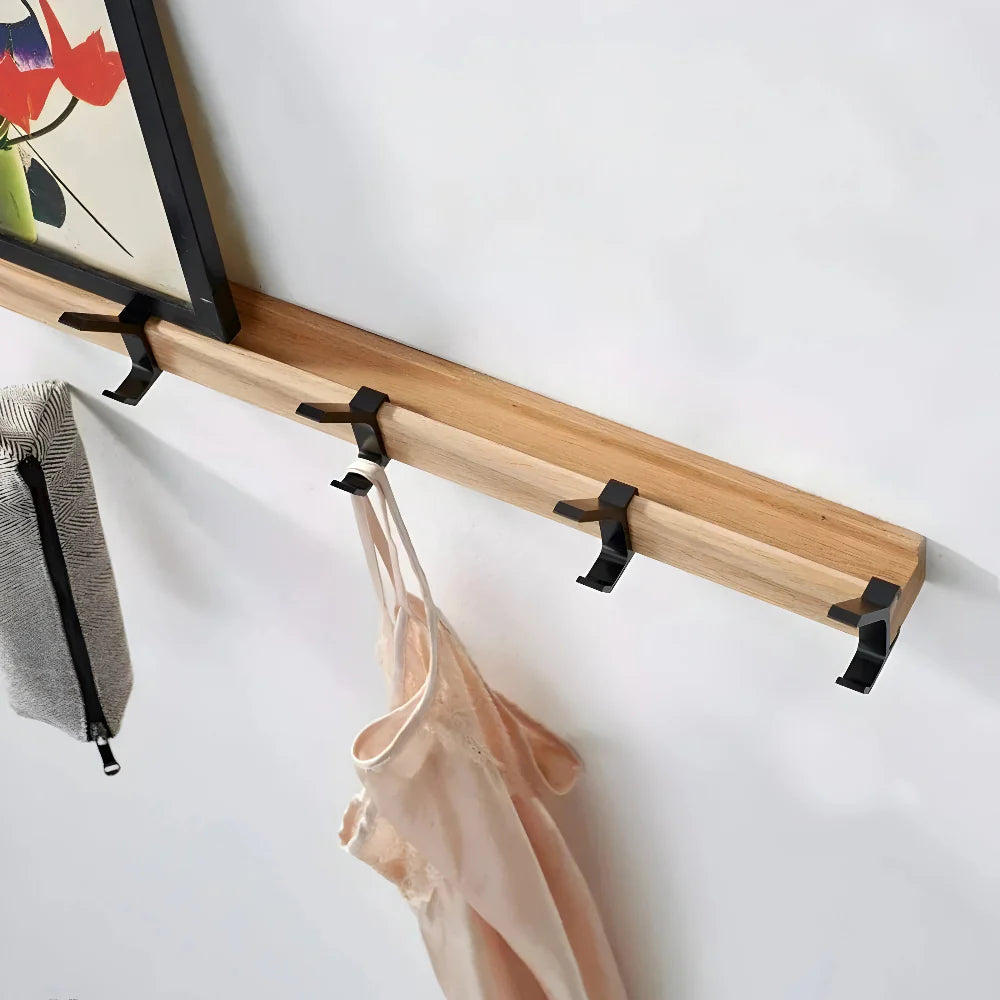 Elegante Wandgarderobe aus Holz und Aluminium für Ihr Zuhause