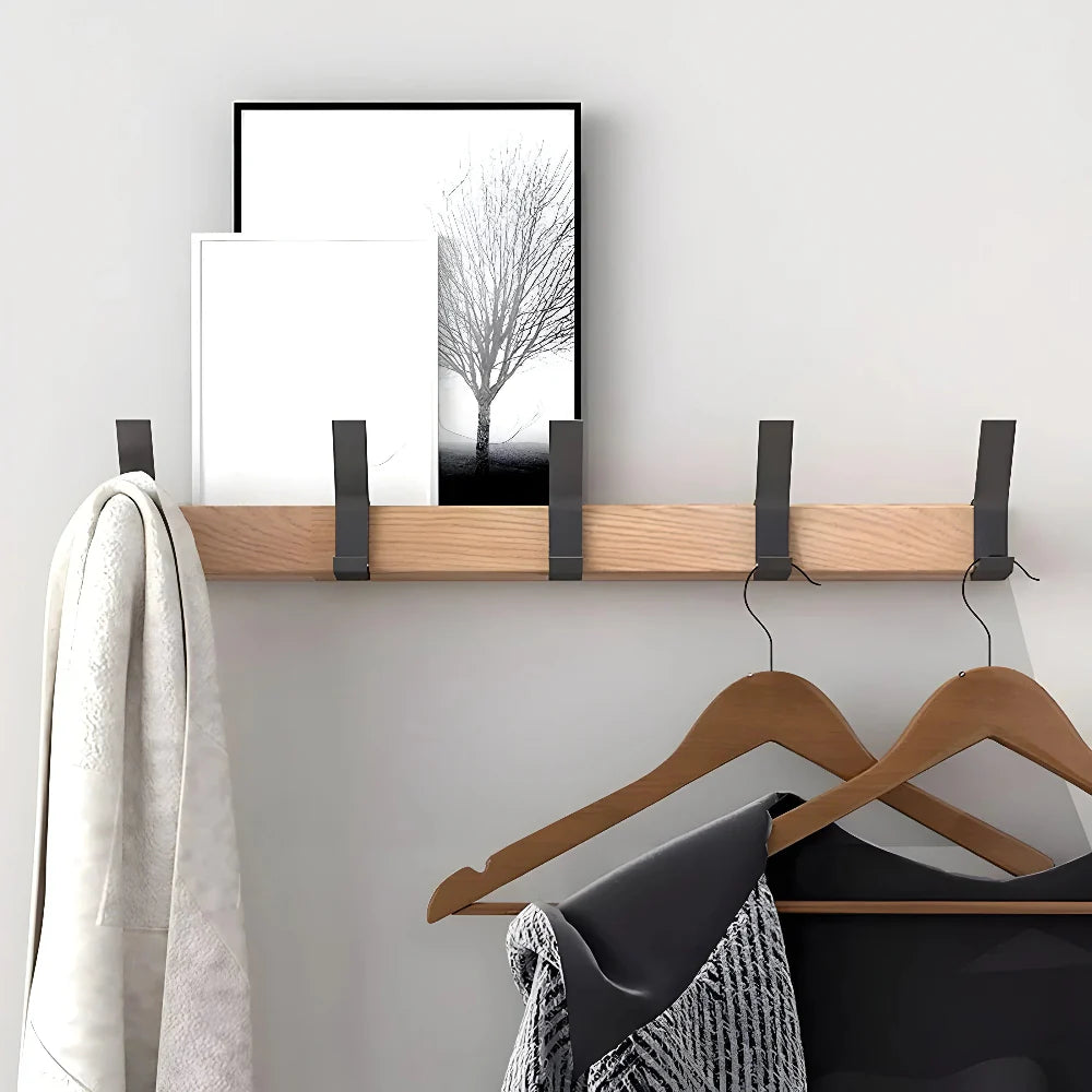 Elegante Wandgarderobe aus Holz und Aluminium für Ihr Zuhause