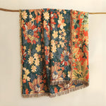 Leichte Baumwolldecke mit floralen Motiven und Quasten