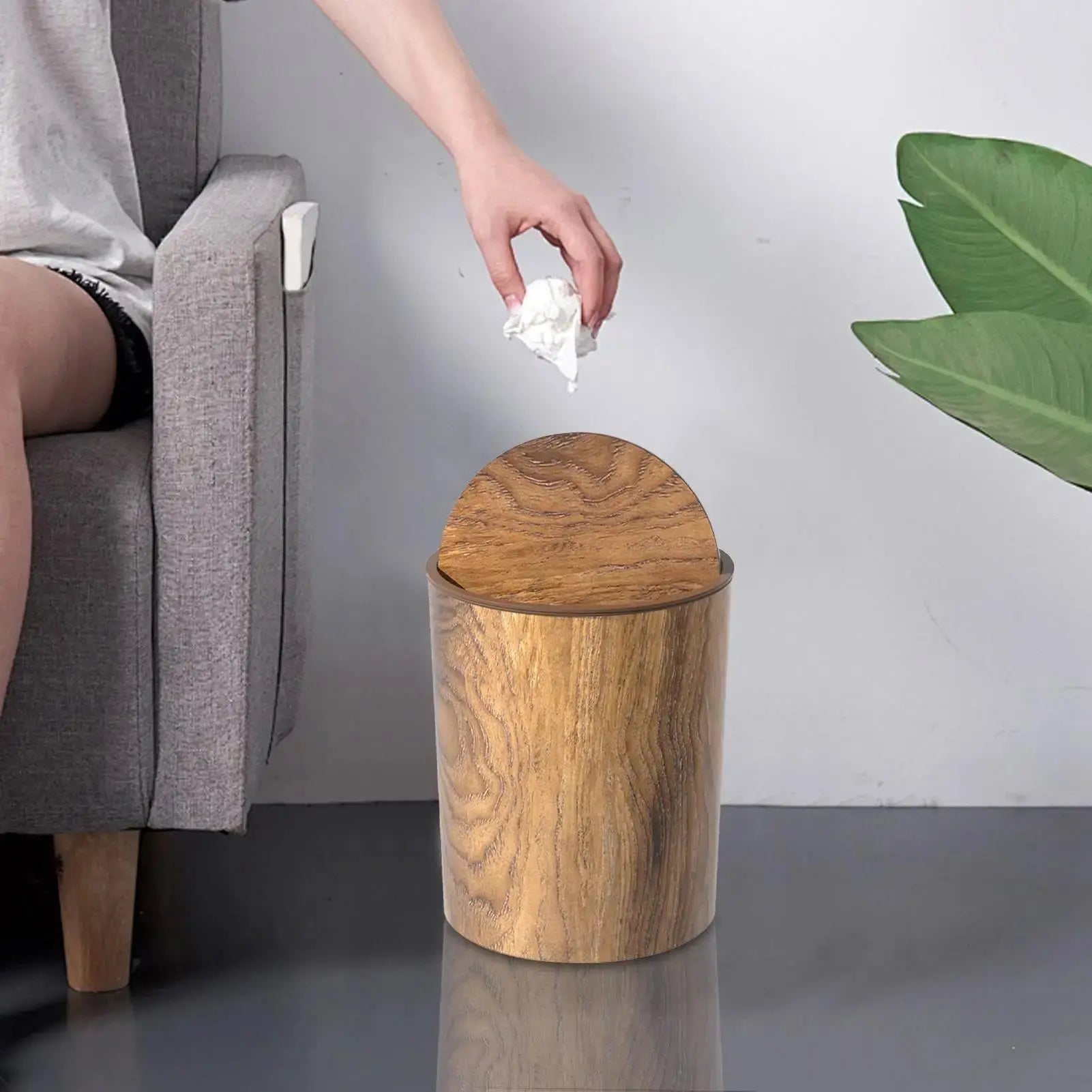 Eleganter Abfalleimer mit Schwungdeckel im Holzdesign