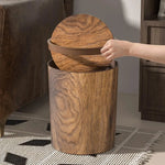 Eleganter Abfalleimer mit Schwungdeckel im Holzdesign