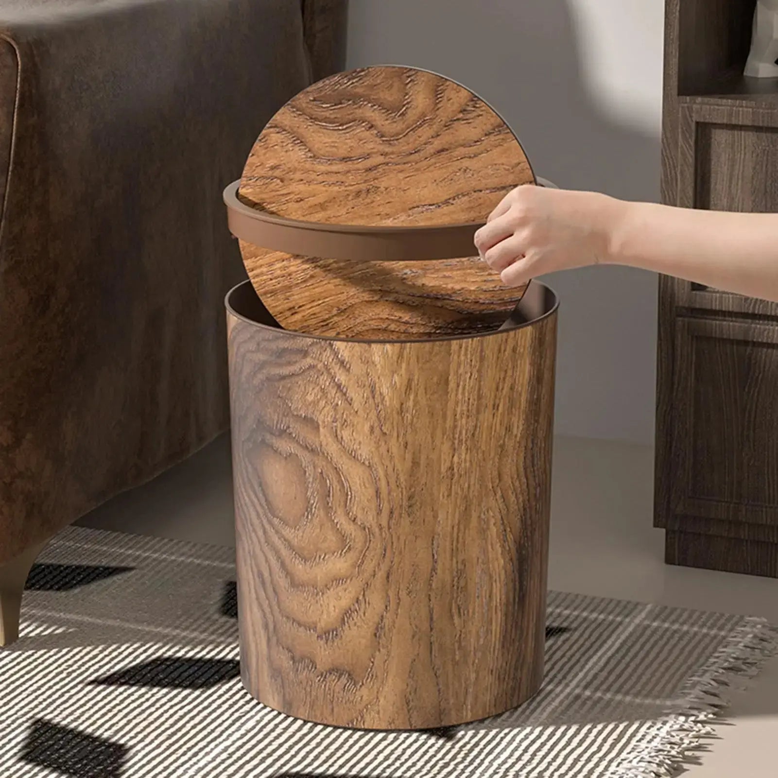 Eleganter Abfalleimer mit Schwungdeckel im Holzdesign