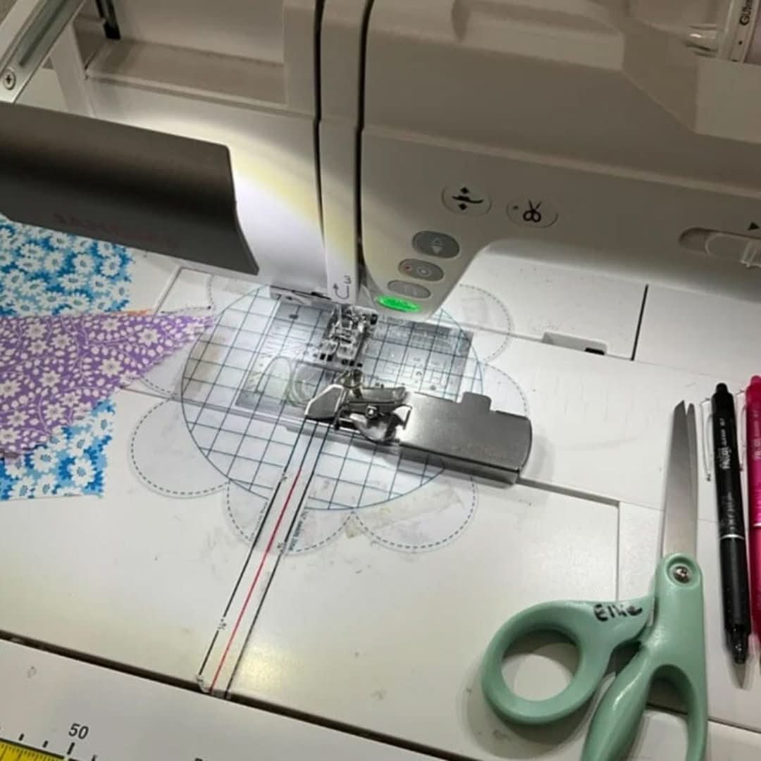 Magnetic seam guide for precise and clean seams