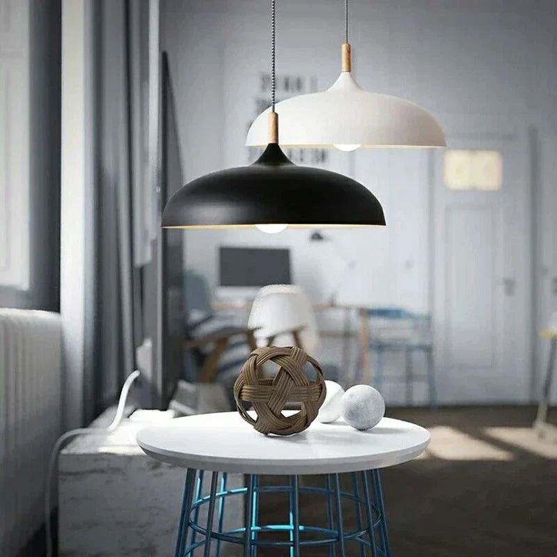 Elegante Pendelleuchte aus Eichenholz mit warmem LED-Licht