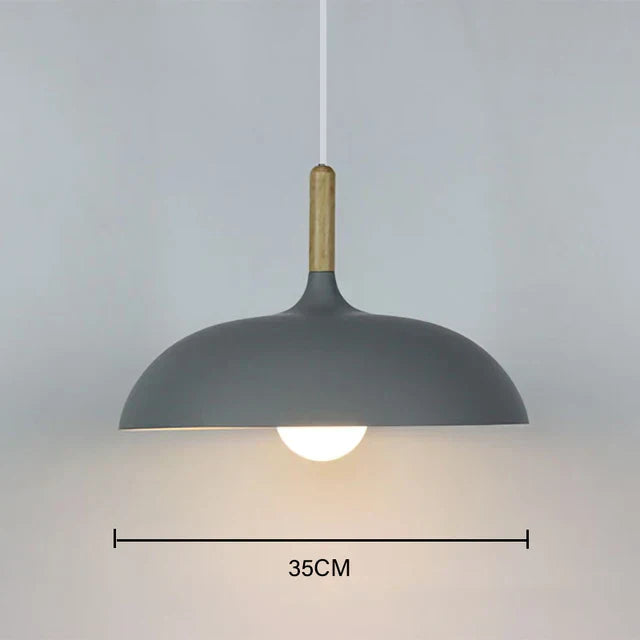 Elegante Pendelleuchte aus Eichenholz mit warmem LED-Licht