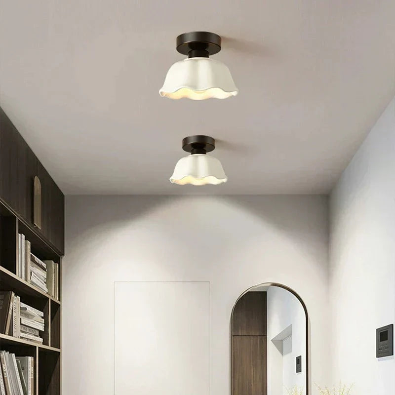 Elegante Pendelleuchte aus Keramik und Glas für modernes Wohnen