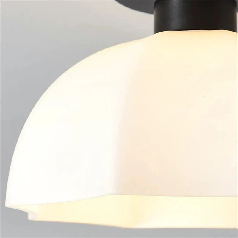 Elegante Pendelleuchte aus Keramik und Glas für modernes Wohnen