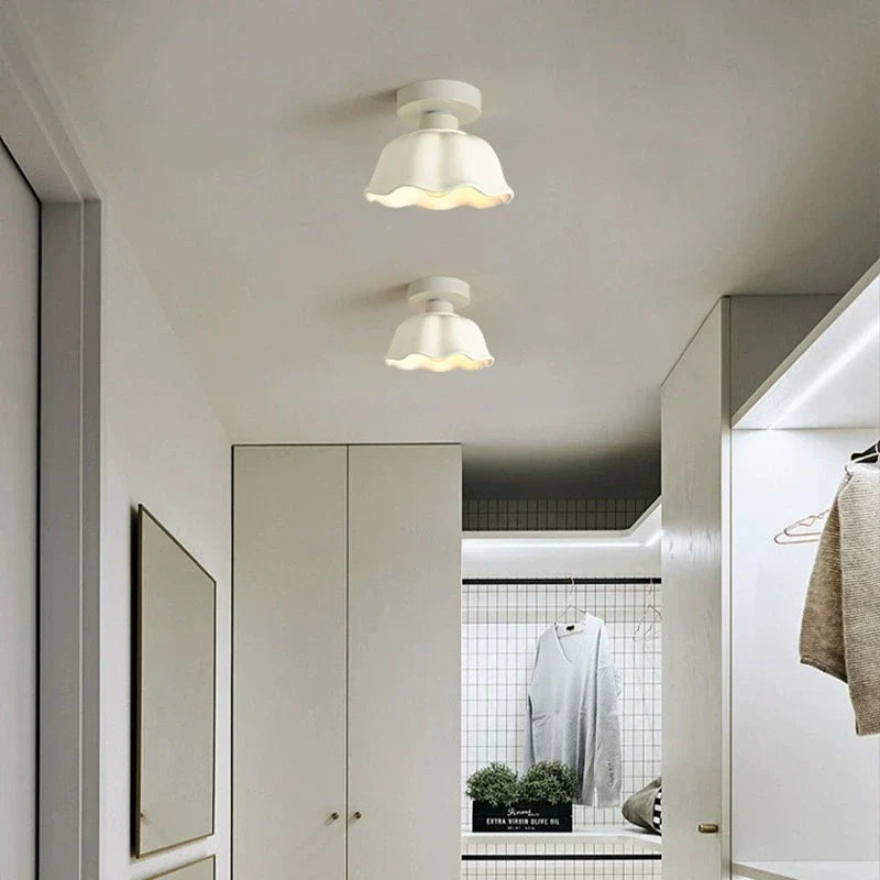 Elegante Pendelleuchte aus Keramik und Glas für modernes Wohnen