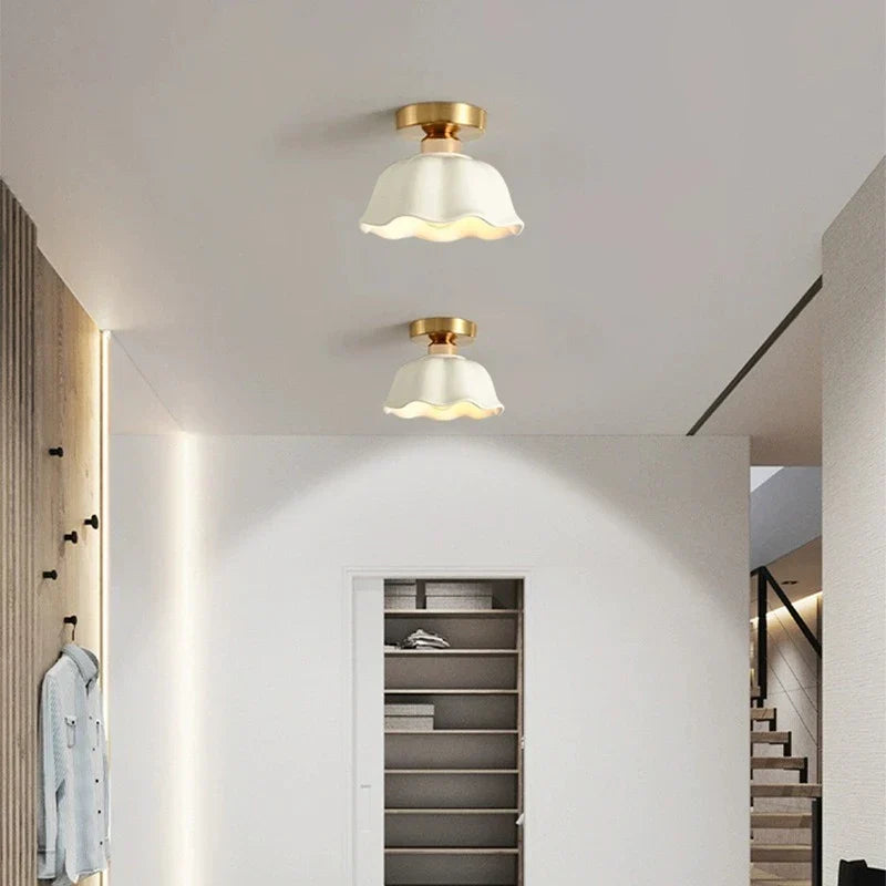 Elegante Pendelleuchte aus Keramik und Glas für modernes Wohnen