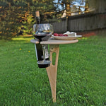 Eleganter Outdoor-Weintisch mit Halterungen für Gläser und Flaschen