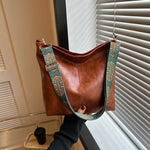 Stylish shoulder bag with practical zipper