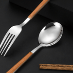 Elegante Edelstahlbestecksets mit Holzgriffen