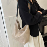 Stylish shoulder bag with practical zipper