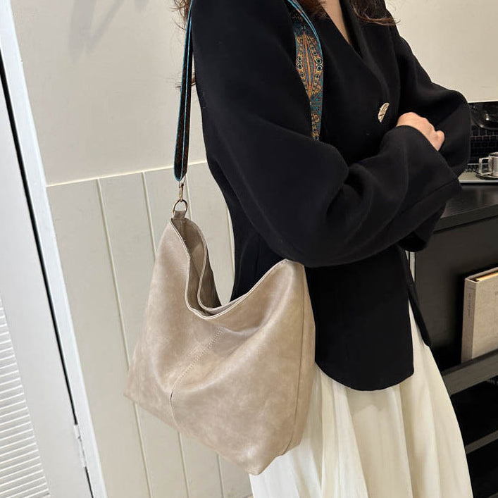 Stylish shoulder bag with practical zipper
