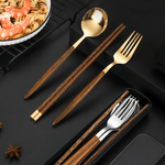 Elegante Edelstahlbestecksets mit Holzgriffen