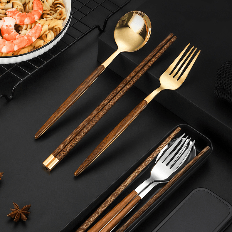 Elegante Edelstahlbestecksets mit Holzgriffen